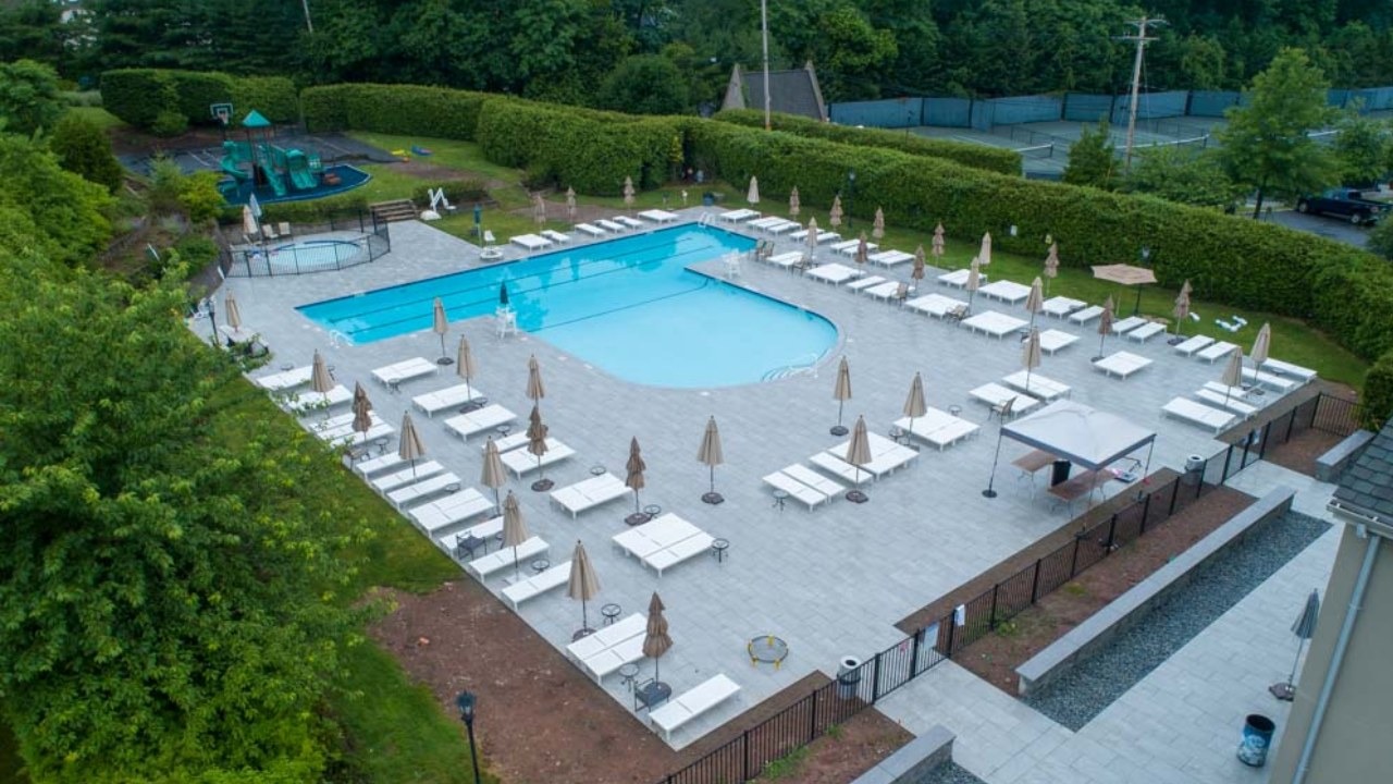 10 Porcelain Pool Deck Ideas for a Resort-Style Backyard Look