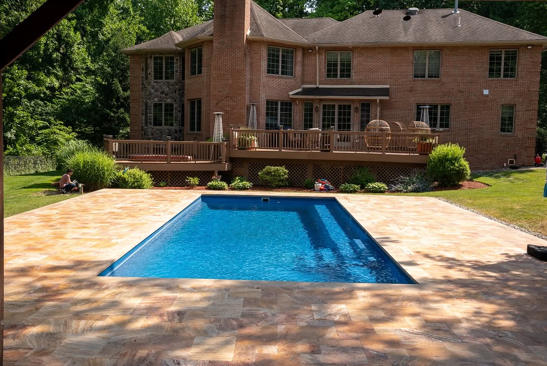 7 Stunning Modern Pool Deck Designs Using Natural Stone Using dark stone with a modern pool deck design