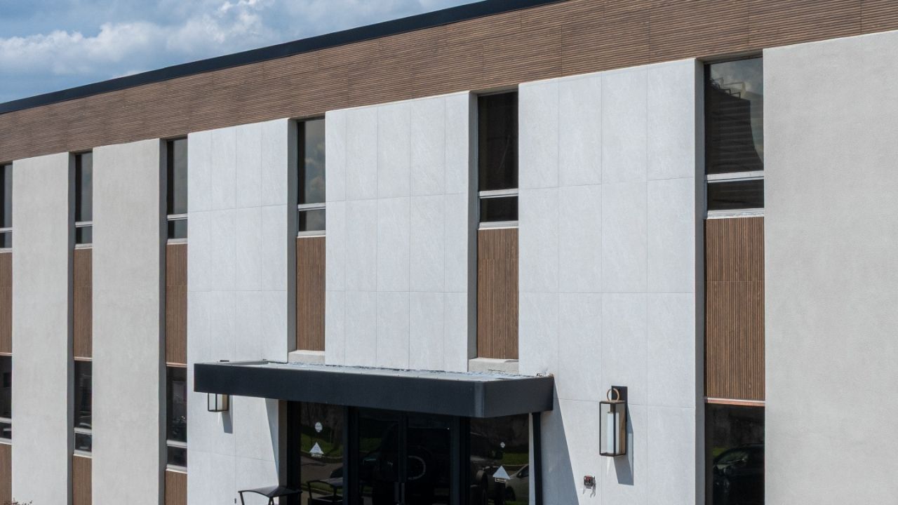 Light Porcelain in Concrete Look Facade