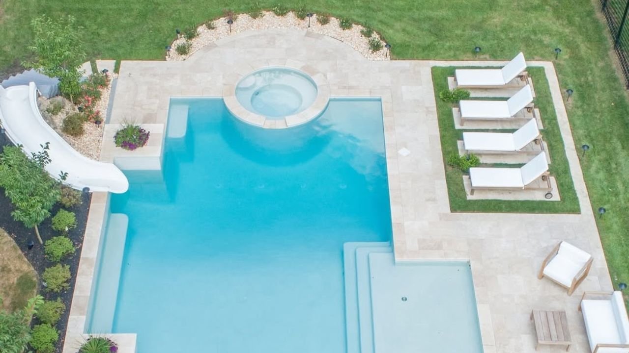 Modern Travertine Pool Deck Ideas in Versailles pattern