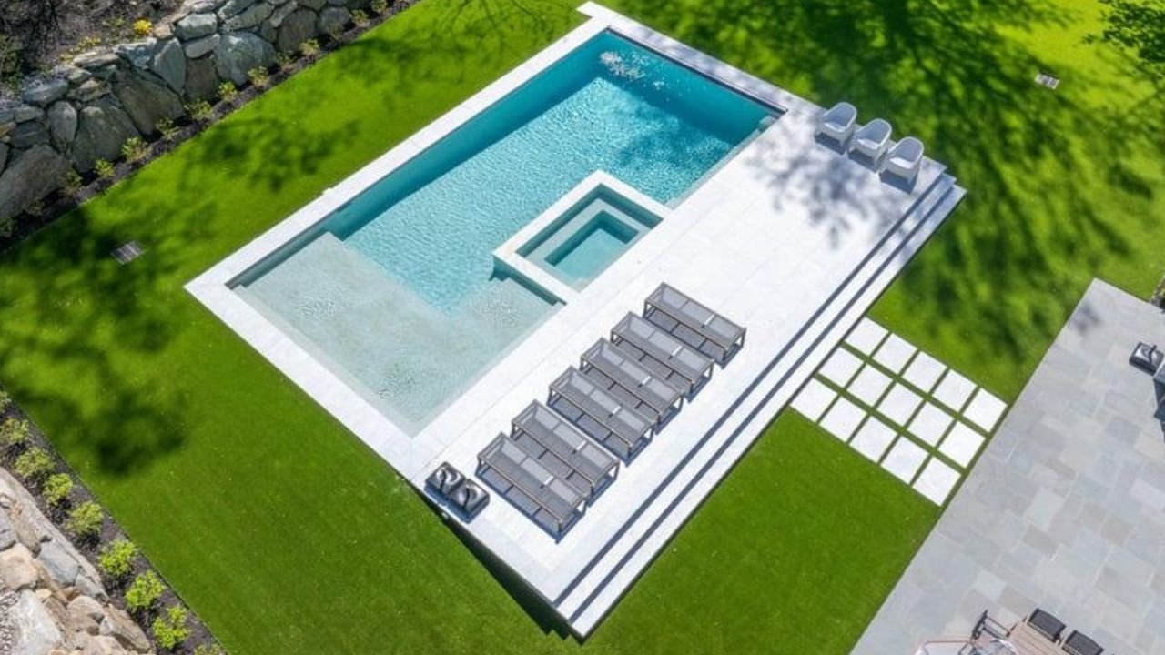 Afyon Ice Marble Paving Around a Luxury Outdoor Spa